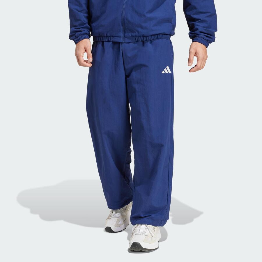 ADIDAS Брюки Essential с небольшим логотипом и ткаными манжетами
ADIDAS Брюки Essential с небольшим логотипом и ткаными манжетами