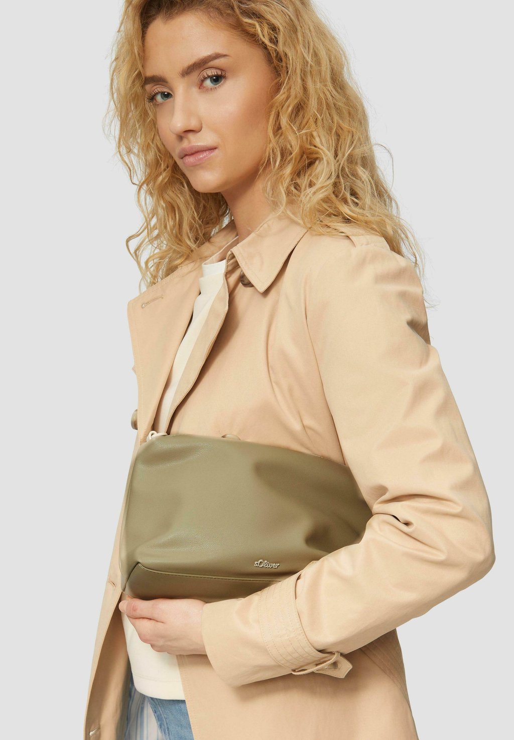 Сумка через плечо LÄSSIGE CITY- MIT REISSVERSCHLUSSFACH UND LOGO-DETAIL s.Oliver, темно-зеленый
Сумка через плечо LÄSSIGE CITY- MIT REISSVERSCHLUSSFACH UND LOGO-DETAIL s.Oliver, темно-зеленый