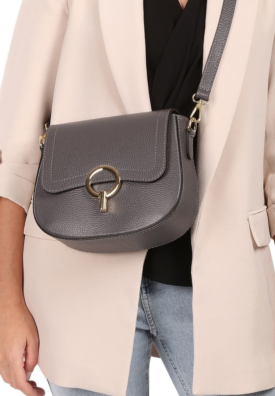 Сумка кросс-боди DrachenLeder Cross body bag, Dunkelgrau/Dark Grey
Сумка кросс-боди DrachenLeder Cross body bag, Dunkelgrau/Dark Grey