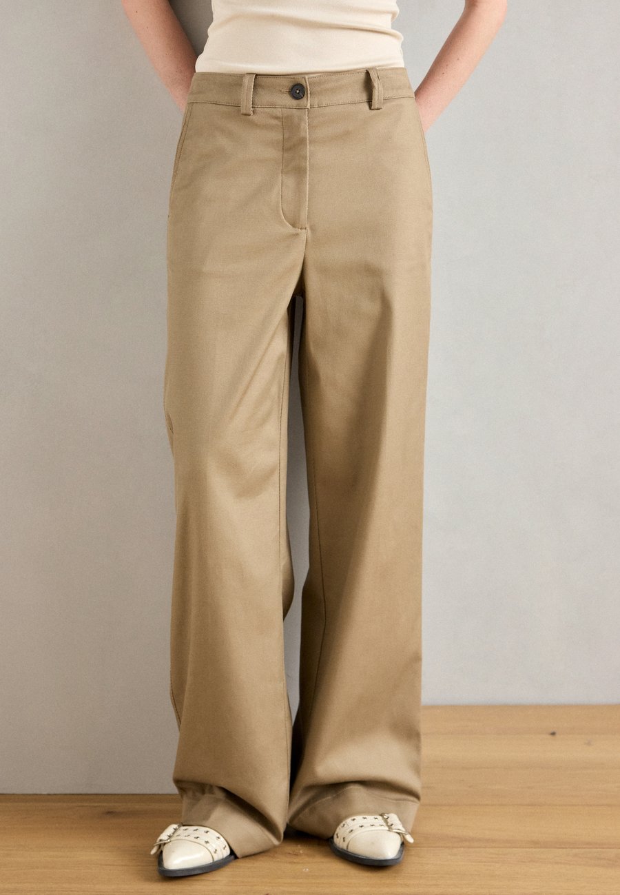 Брюки Marc O'Polo PANTS WIDE LEG TAILORED WAISTBAND FRENCH POCKETS PATCH POCKETS, Dusty Earth/Brown
Брюки Marc O'Polo PANTS WIDE LEG TAILORED WAISTBAND FRENCH POCKETS PATCH POCKETS, Dusty Earth/Brown
