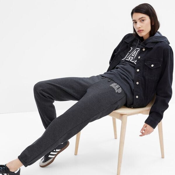 Хлопковые джоггеры с вышитым логотипом Gap, серый
Хлопковые джоггеры с вышитым логотипом Gap, серый