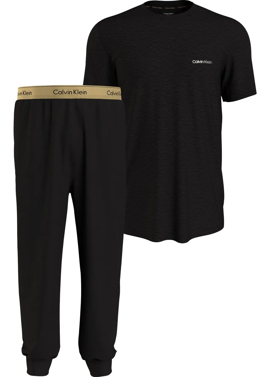 Пижама Calvin Klein Underwear "S/S JOGGER SET" (2 шт.), на узких штанинах, цвет Bk_Tp_W/_Bk_Bttm,_Gold_Metallic_Wb
Пижама Calvin Klein Underwear "S/S JOGGER SET" (2 шт.), на узких штанинах, цвет Bk_Tp_W/_Bk_Bttm,_Gold_Metallic_Wb