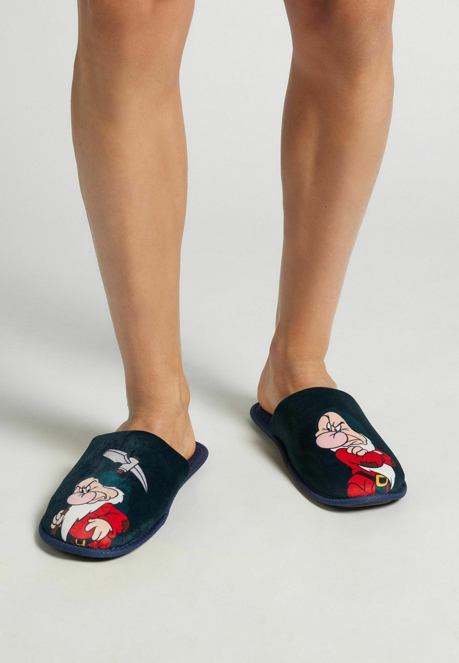 Тапочки IUMAN Intimissimi Uomo DISNEY BRONTOLO, Green/Dark Green
Тапочки IUMAN Intimissimi Uomo DISNEY BRONTOLO, Green/Dark Green
