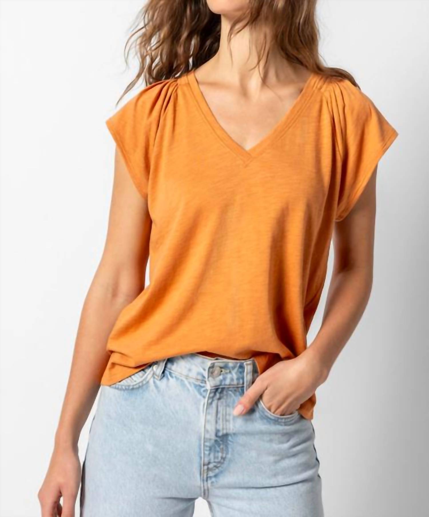 Футболка с V-образным вырезом и присборенными плечами цвета меда Lilla P, цвет honey
Футболка с V-образным вырезом и присборенными плечами цвета меда Lilla P, цвет honey