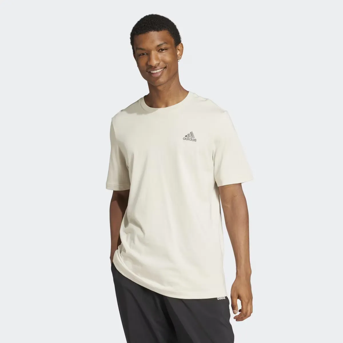 Мужская футболка Adidas Essentials из одного джерси с вышивкой и маленьким логотипом, бежевый
Мужская футболка Adidas Essentials из одного джерси с вышивкой и маленьким логотипом, бежевый