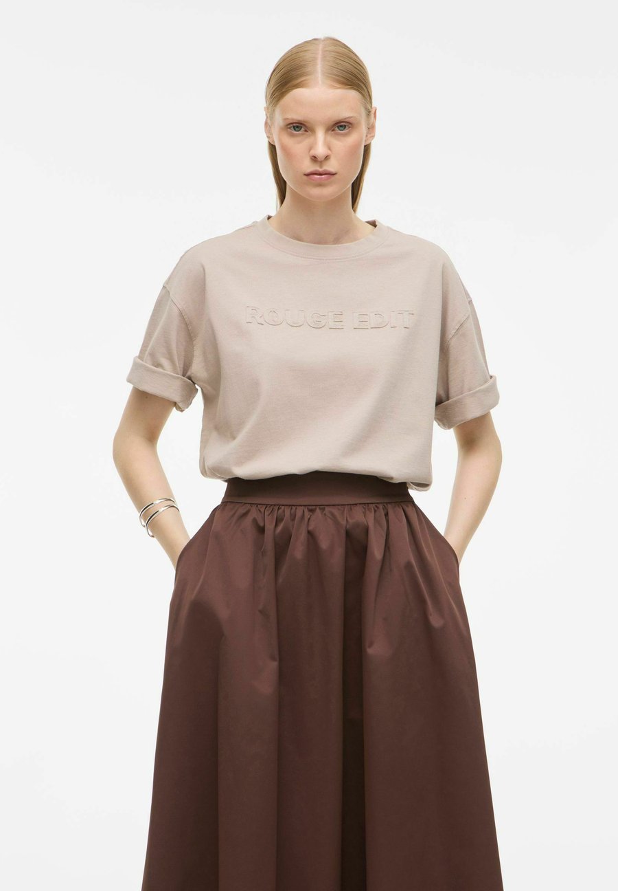 Футболка Rouge Edit Print T-shirt, Dove/Brown
Футболка Rouge Edit Print T-shirt, Dove/Brown