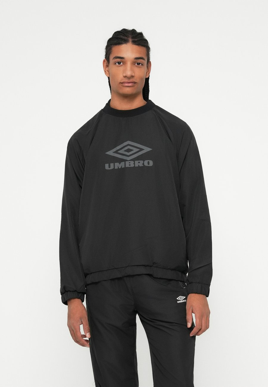 Толстовка Umbro REVERSIBLE CREW TOP, Black
Толстовка Umbro REVERSIBLE CREW TOP, Black