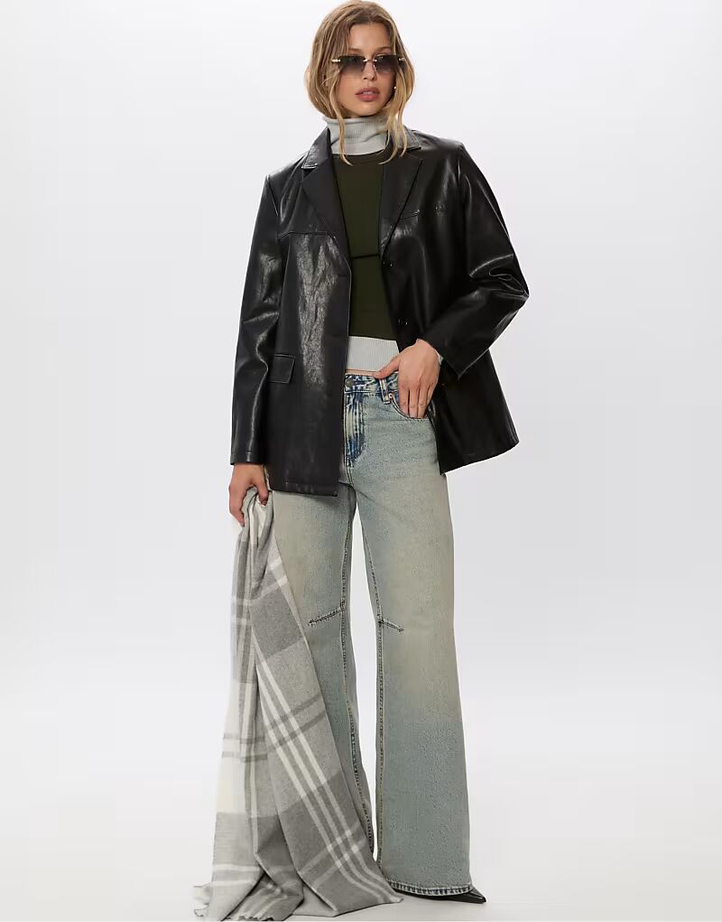 Пиджак из искусственной кожи черного цвета Stradivarius
Пиджак из искусственной кожи черного цвета Stradivarius