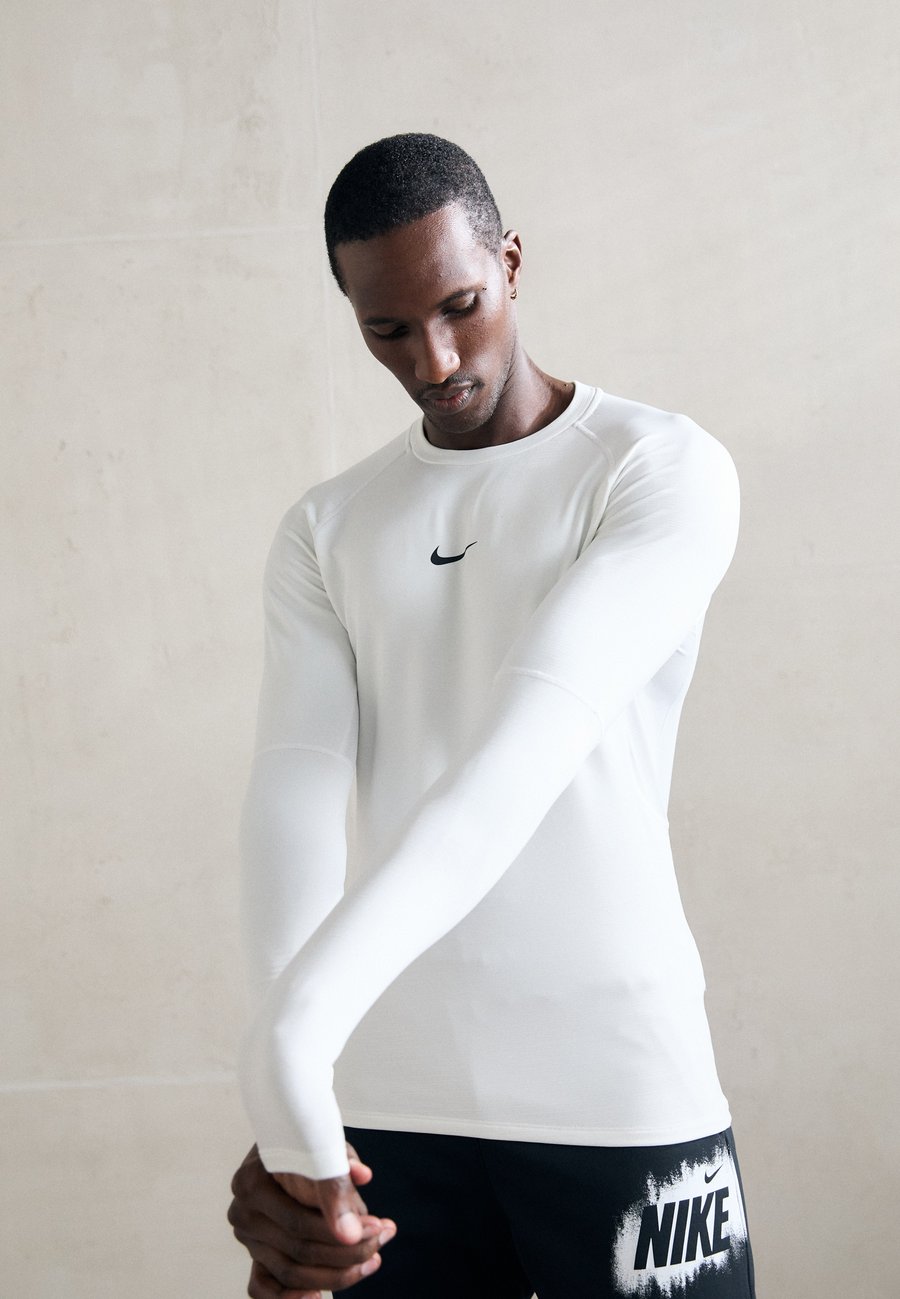 Топ Nike Performance WARM CREW, White
Топ Nike Performance WARM CREW, White