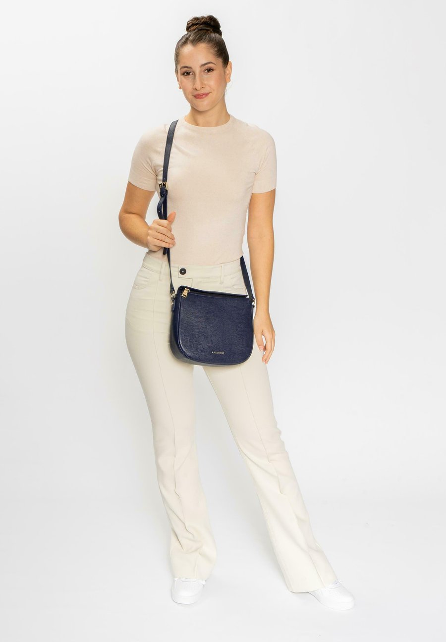 Сумка кросс-боди Lazarotti BOLOGNA , Navy/Dark Blue
Сумка кросс-боди Lazarotti BOLOGNA , Navy/Dark Blue