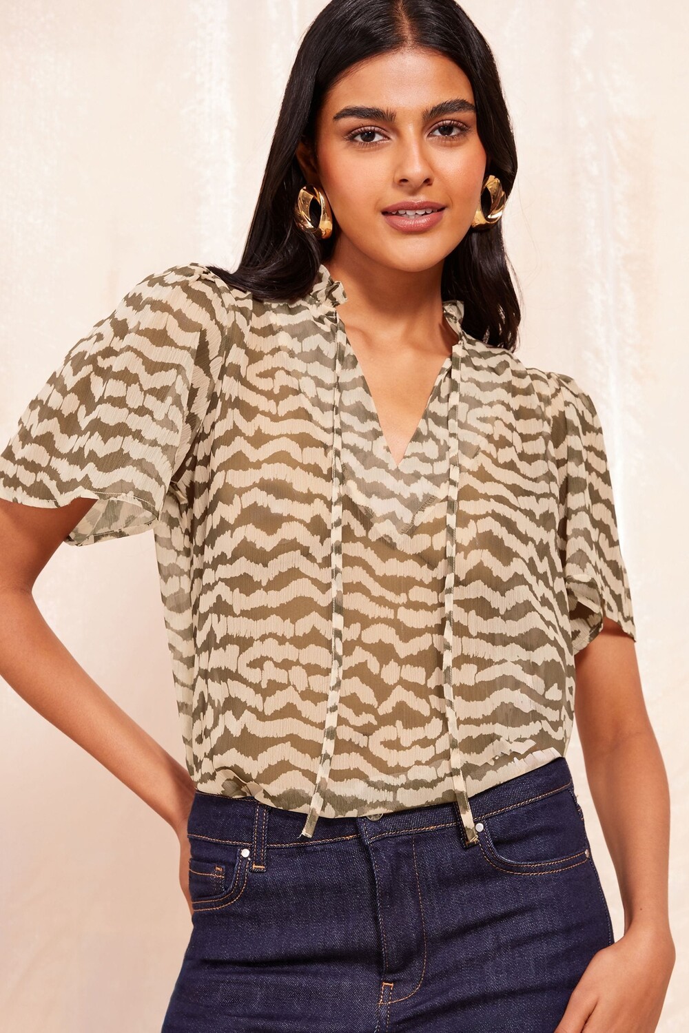 Блузка с короткими рукавами и завязкой на шее Friends Like These, коричневый
Блузка с короткими рукавами и завязкой на шее Friends Like These, коричневый