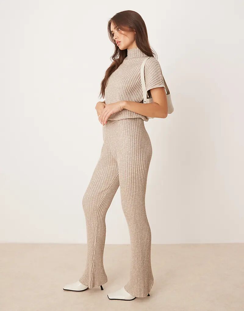 Брюки Pretty Lavish с широкими штанинами бежевого цвета
Брюки Pretty Lavish с широкими штанинами бежевого цвета