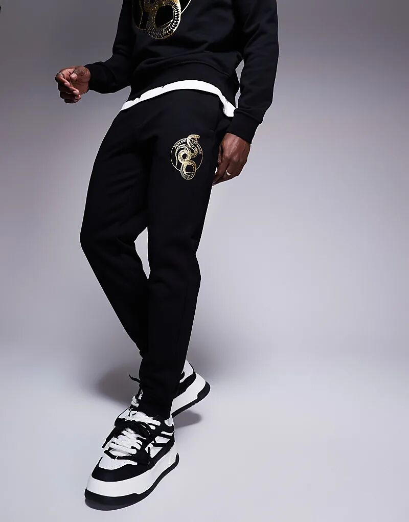 Спортивные брюки Armani Exchange Lunar Capsule Snake черного цвета
Спортивные брюки Armani Exchange Lunar Capsule Snake черного цвета