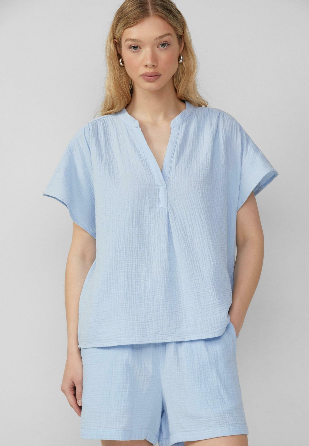 Блуза QS, светло-голубой
Блуза QS, светло-голубой