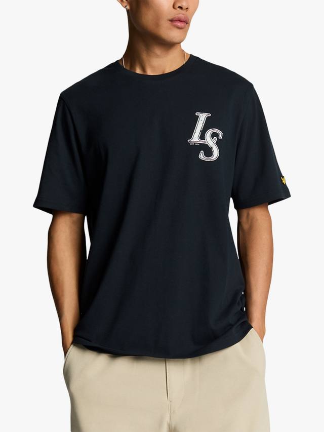 Хлопчатобумажная футболка обычного кроя с коротким рукавом и графической эмблемой Lyle & Scott, темно-синий
Хлопчатобумажная футболка обычного кроя с коротким рукавом и графической эмблемой Lyle & Scott, темно-синий