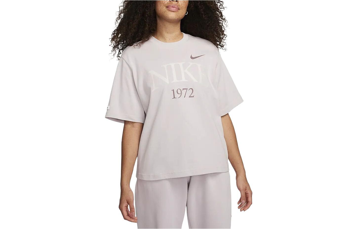 Футболка Sportswear Classics женская серо-фиолетовая Nike
Футболка Sportswear Classics женская серо-фиолетовая Nike