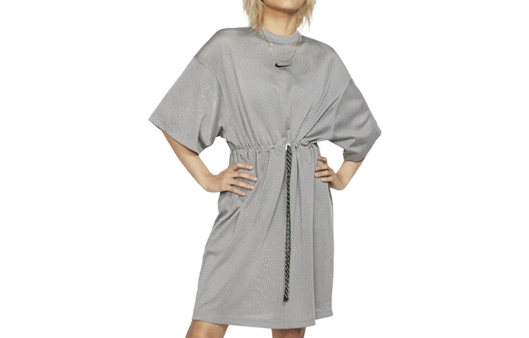 Платье с короткими рукавами женское темно-серое Nike
Платье с короткими рукавами женское темно-серое Nike