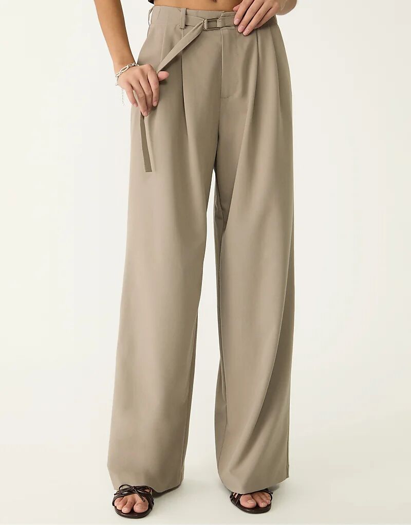 Элегантные брюки Stradivarius широкого кроя с пряжкой коричневого цвета
Элегантные брюки Stradivarius широкого кроя с пряжкой коричневого цвета