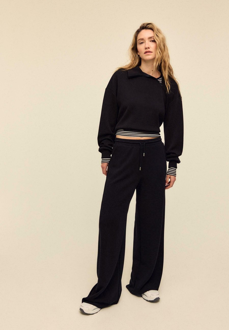 Толстовка Stradivarius SOFT-TOUCH WITH SIDE ZIP , Black, Черный, Толстовка Stradivarius SOFT-TOUCH WITH SIDE ZIP , Black
Толстовка Stradivarius SOFT-TOUCH WITH SIDE ZIP , Black, Черный, Толстовка Stradivarius SOFT-TOUCH WITH SIDE ZIP , Black