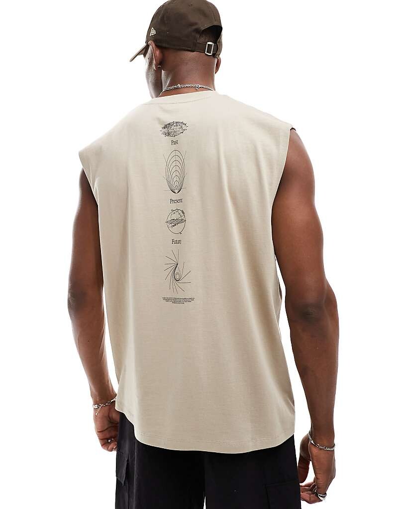 ASOS DESIGN – бежевая футболка оверсайз с принтом на спине
ASOS DESIGN – бежевая футболка оверсайз с принтом на спине