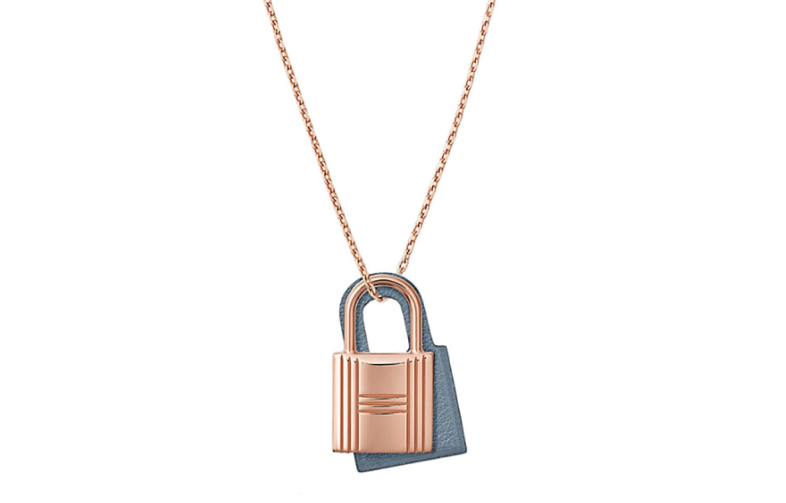 Женское колье из телячьей кожи HERMES
Женское колье из телячьей кожи HERMES