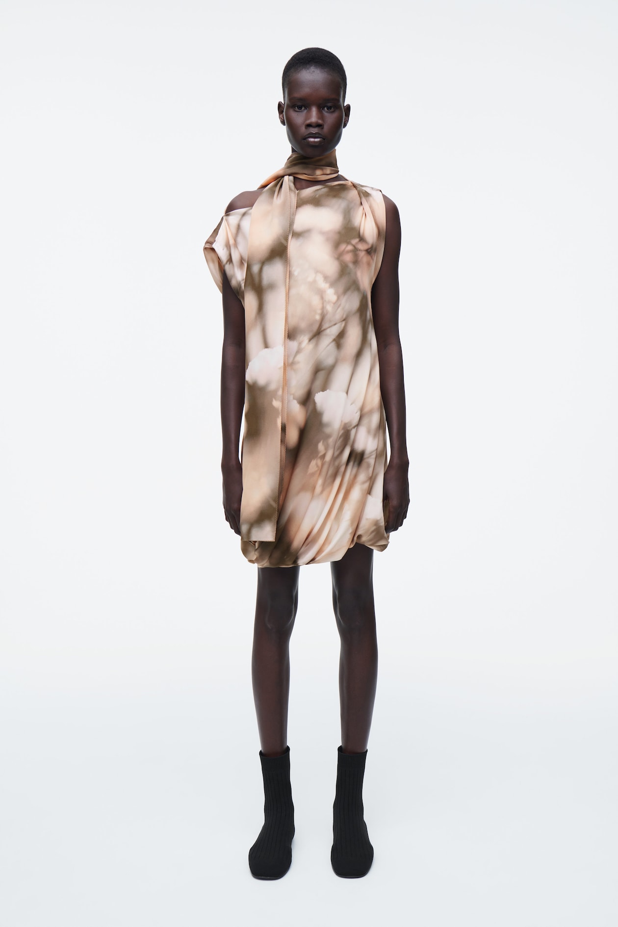 Шелковый шарф с абстрактным цветочным рисунком COS, цвет Motyw kwiatowy
Шелковый шарф с абстрактным цветочным рисунком COS, цвет Motyw kwiatowy