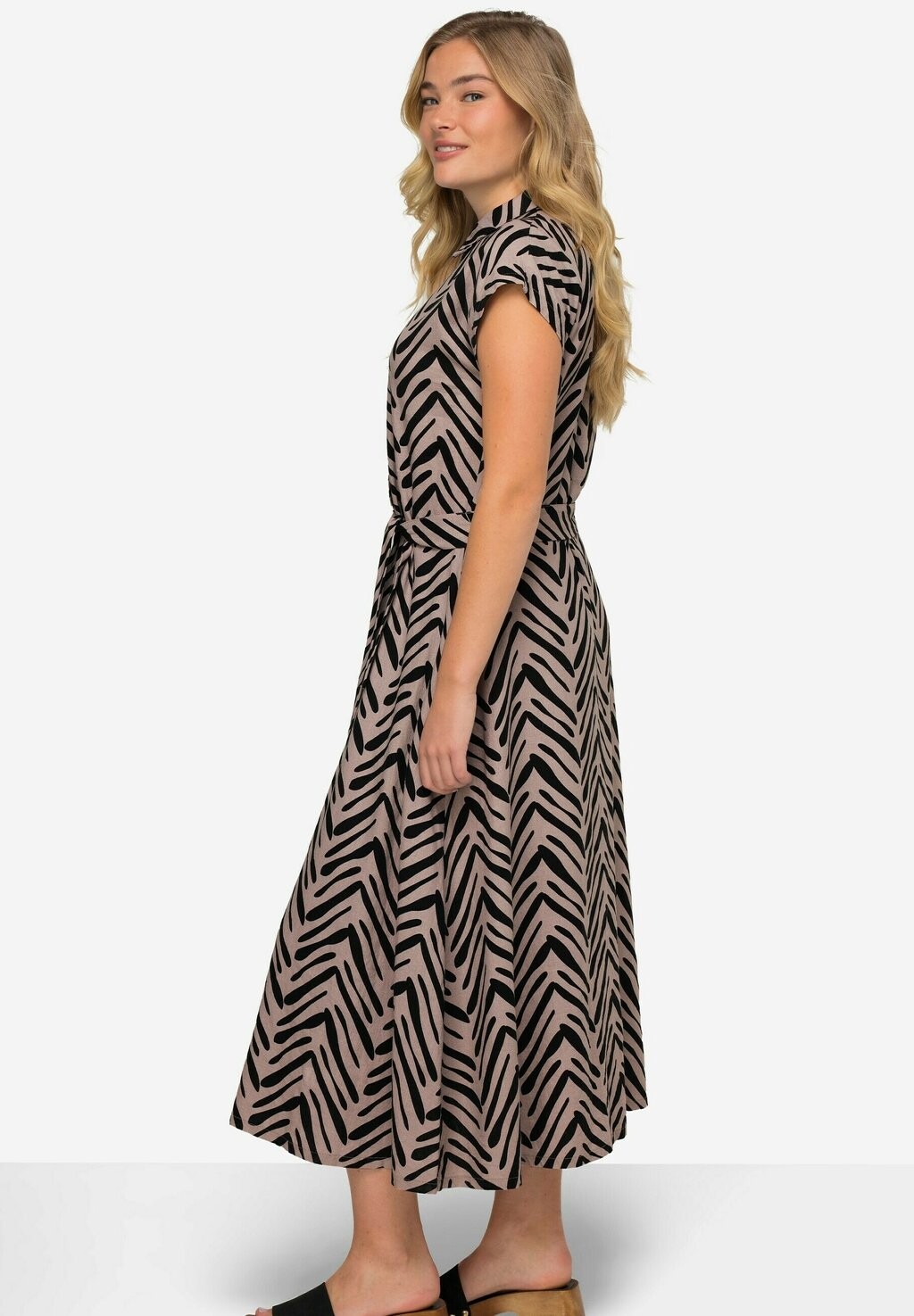 Повседневное платье – светлый мокко Zebra-Stil Print, Hemdkragen, Taillengürtel, Halbarm LAURASØN, коричневый