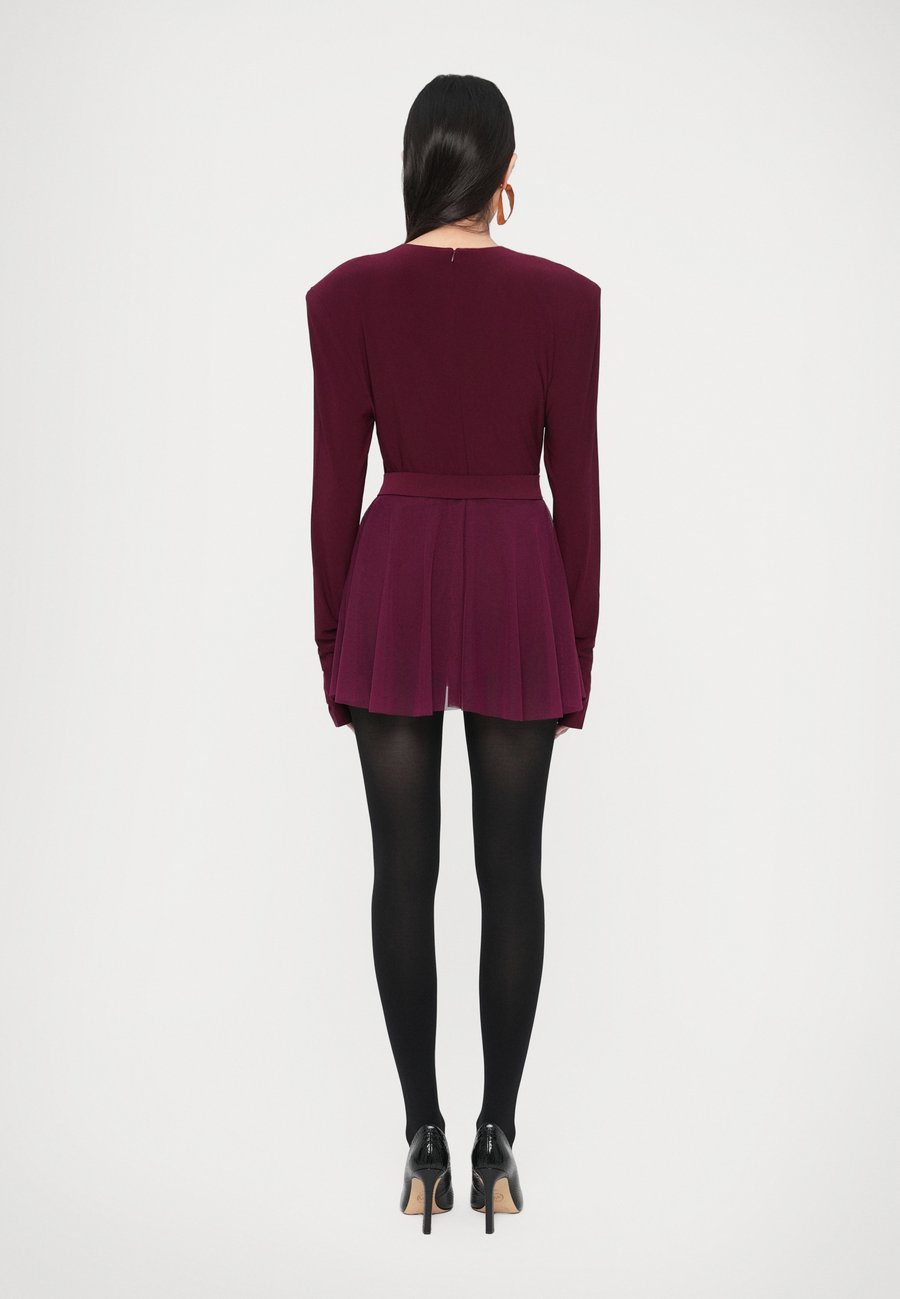 Платье Norma Kamali LONG SLEEVE SHOULDER PAD V NECK FLARED PICKLEBALL, Plum/Bordeaux
Платье Norma Kamali LONG SLEEVE SHOULDER PAD V NECK FLARED PICKLEBALL, Plum/Bordeaux