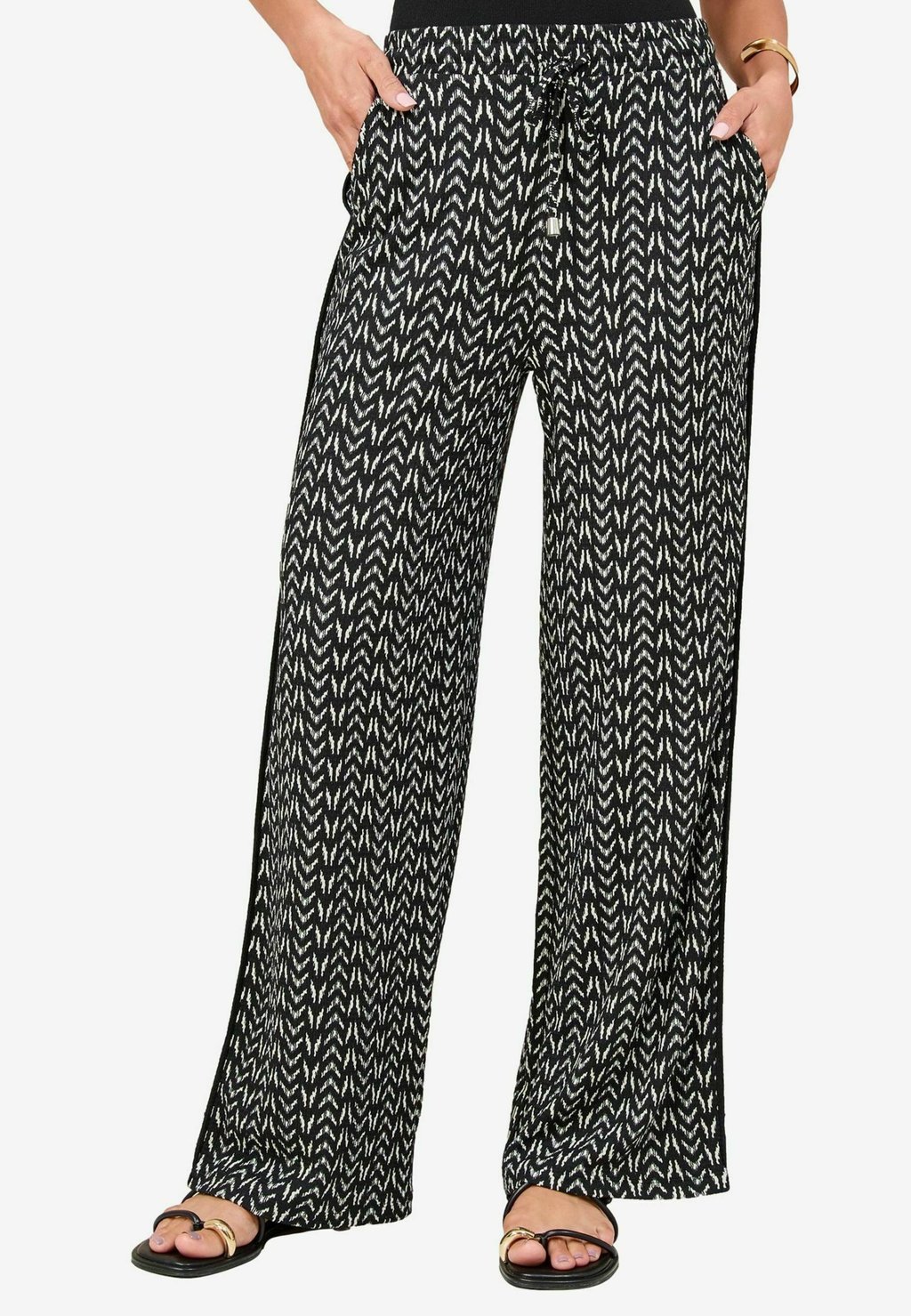 Брюки REGULAR FIT Lipsy, черный
Брюки REGULAR FIT Lipsy, черный