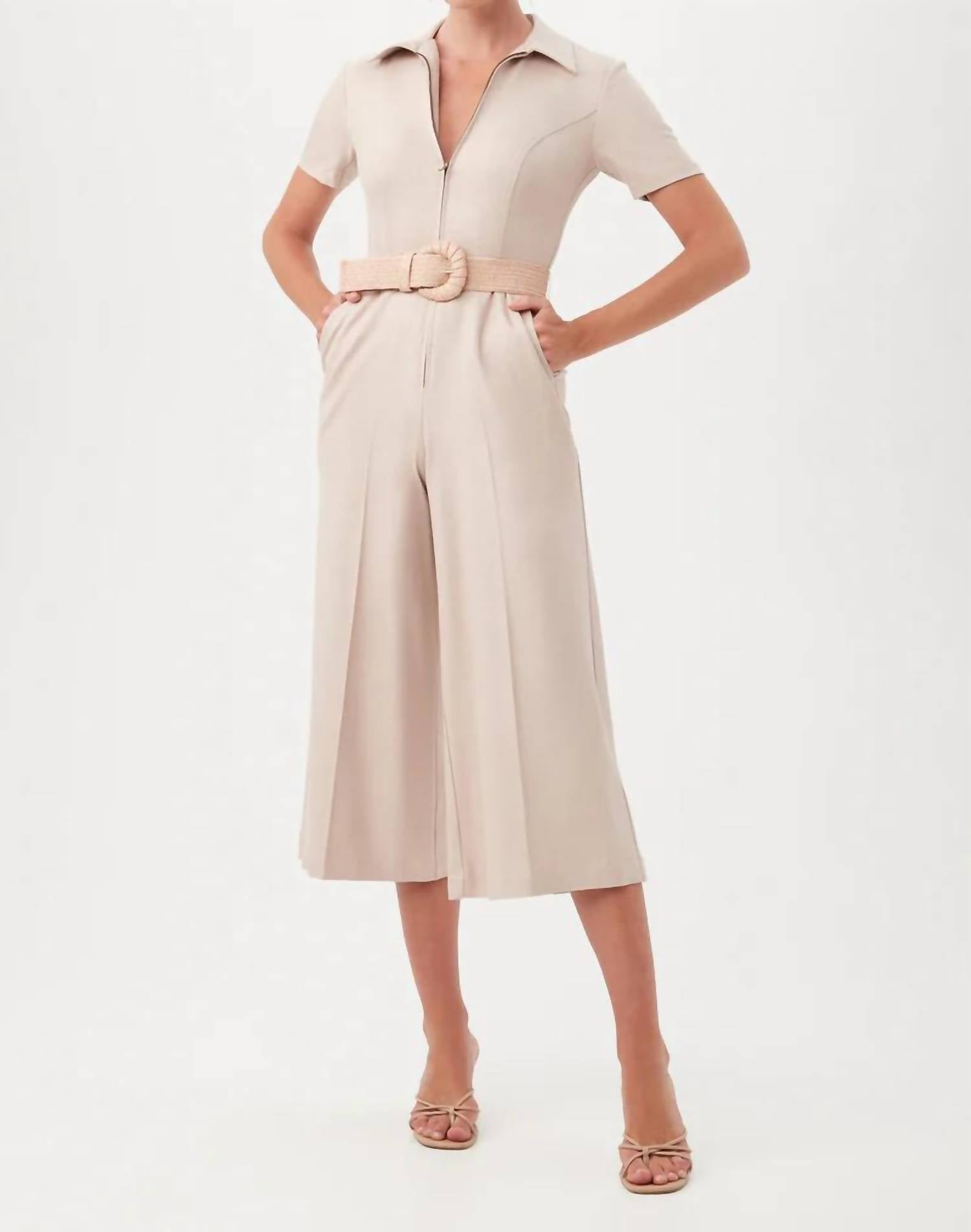 Jannise 2 комбинезон в безупречном бежевом цвете Trina Turk
Jannise 2 комбинезон в безупречном бежевом цвете Trina Turk