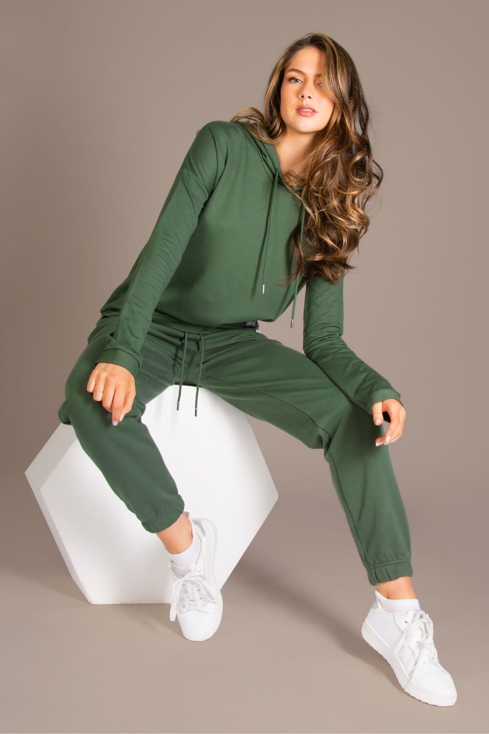 Женские джоггеры оверсайз с карманами на манжетах Pineapple, зеленый
Женские джоггеры оверсайз с карманами на манжетах Pineapple, зеленый