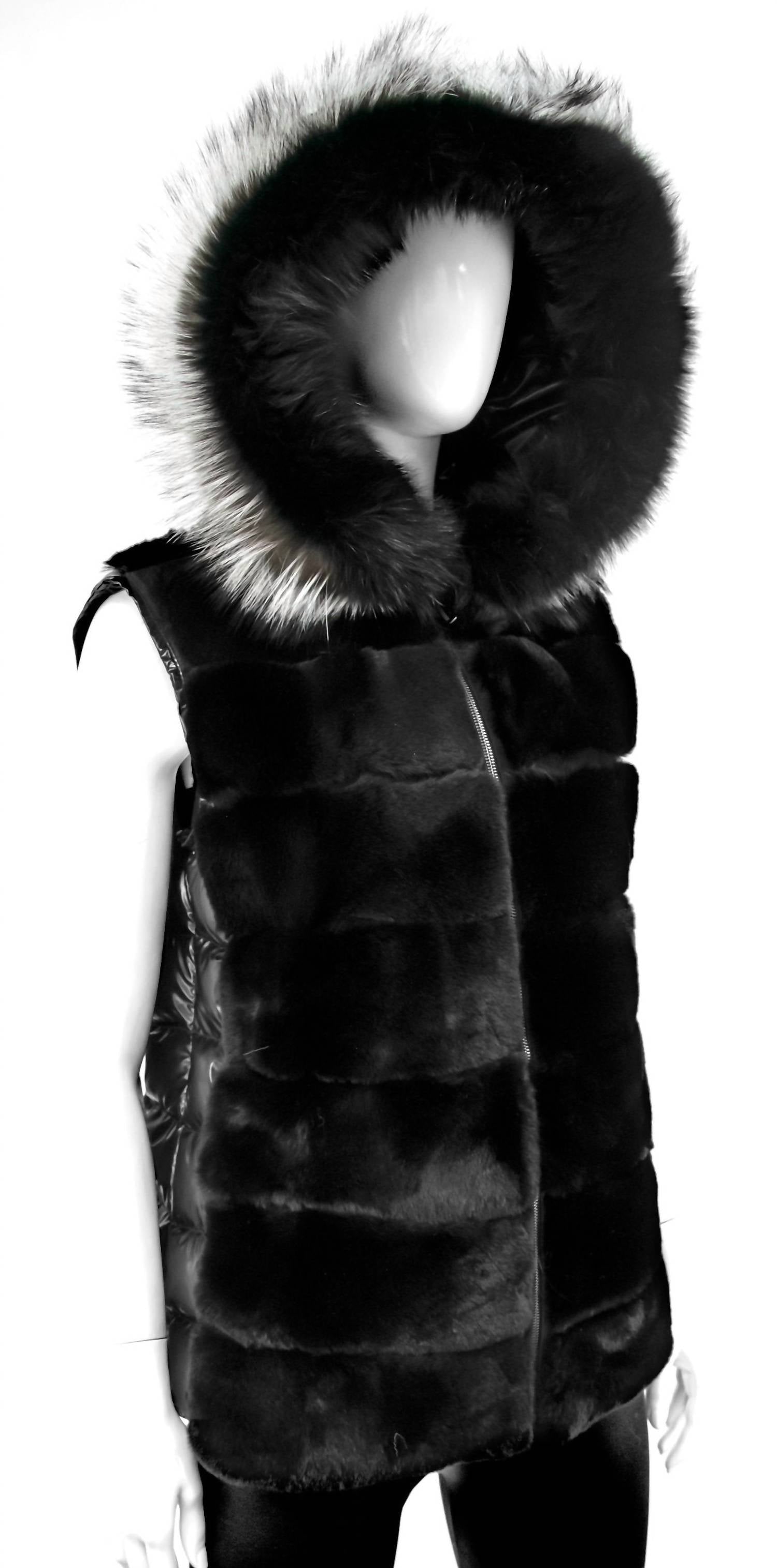 Женский металлический жилет с отделкой из кролика и лисы в черном металлическом цвете Mitchie's Matchings
Женский металлический жилет с отделкой из кролика и лисы в черном металлическом цвете Mitchie's Matchings