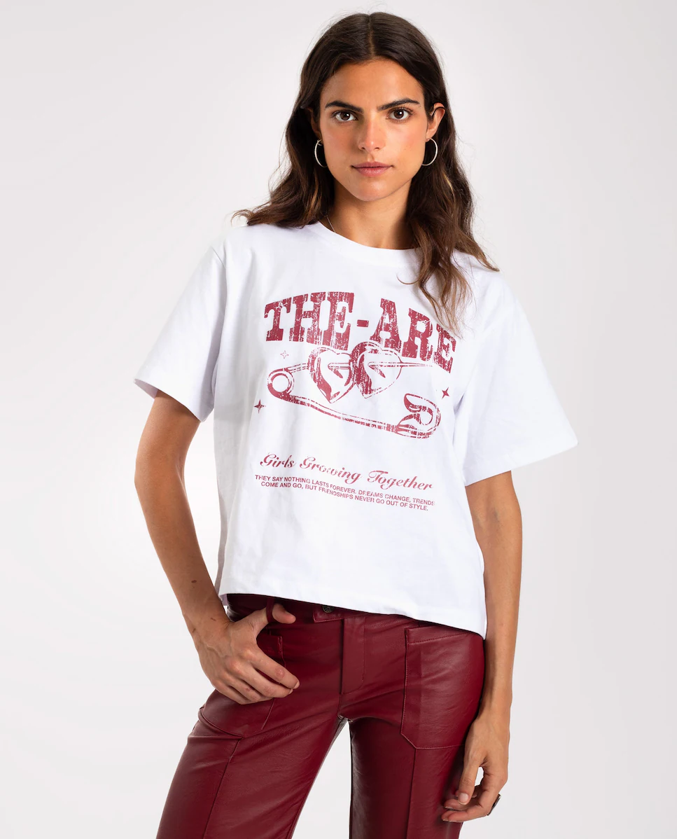 Женская футболка с короткими рукавами и трафаретной печатью The-Are, красный
Женская футболка с короткими рукавами и трафаретной печатью The-Are, красный