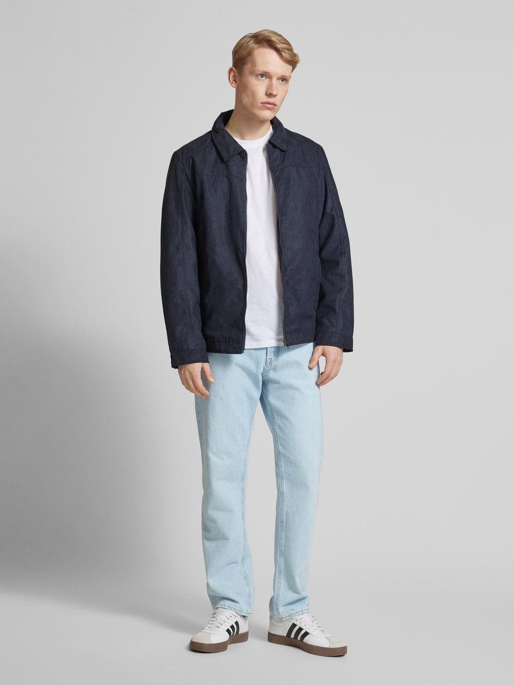 Джинсы свободного кроя с 5 карманами, модель «CHRIS» Jack & Jones, светло-голубой
Джинсы свободного кроя с 5 карманами, модель «CHRIS» Jack & Jones, светло-голубой