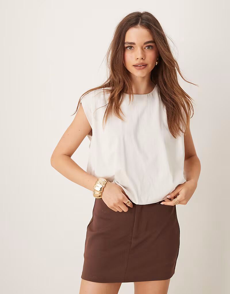 Топ JDY без рукавов с подолом-пузырьком белого цвета
Топ JDY без рукавов с подолом-пузырьком белого цвета