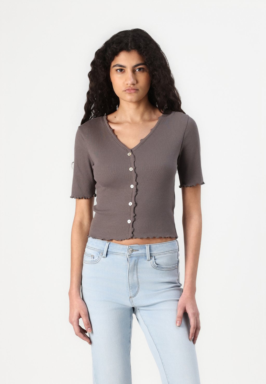 Базовая футболка ONLLAILA BUTTON ONLY, серый
Базовая футболка ONLLAILA BUTTON ONLY, серый