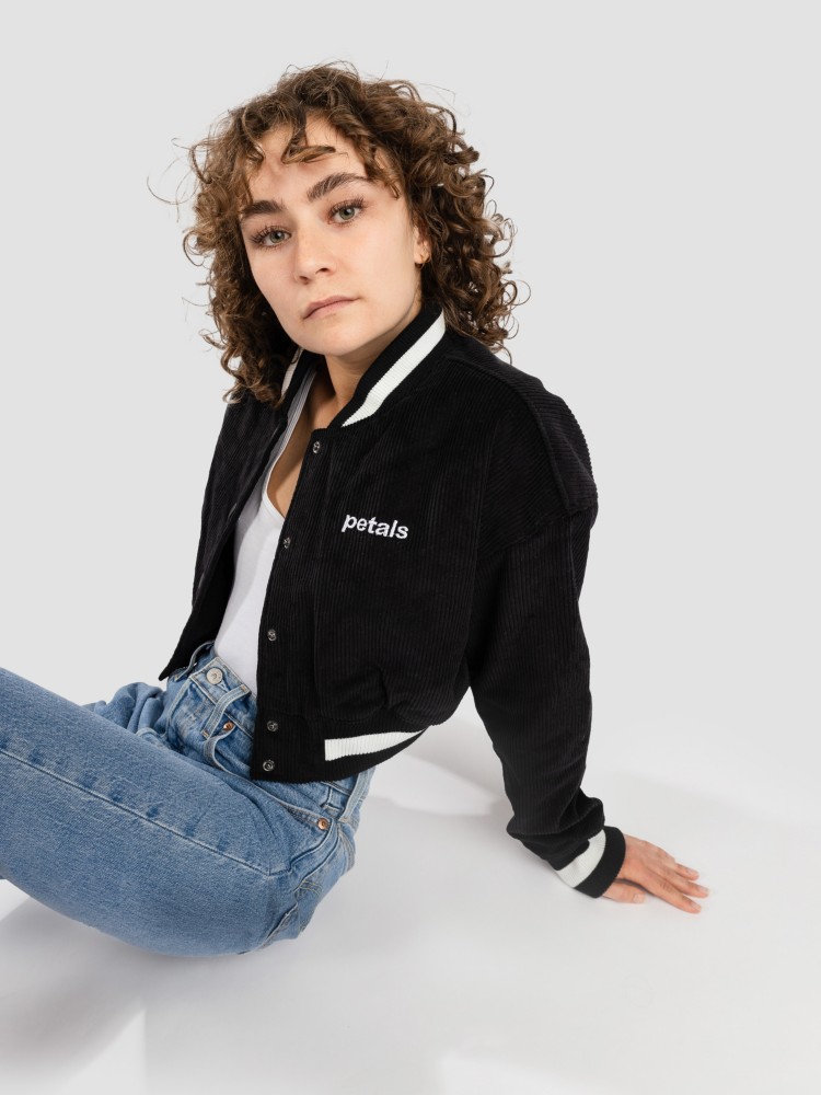 Куртка Petals and Peacocks Billie Crop Varsity Jacke, black
Куртка Petals and Peacocks Billie Crop Varsity Jacke, black