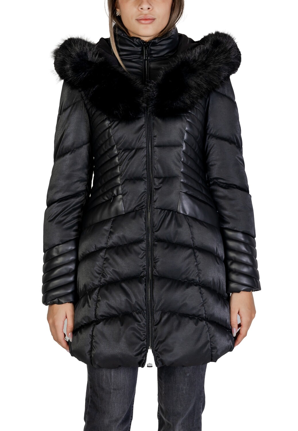 Пуховик Guess стеганый, черный
Пуховик Guess стеганый, черный