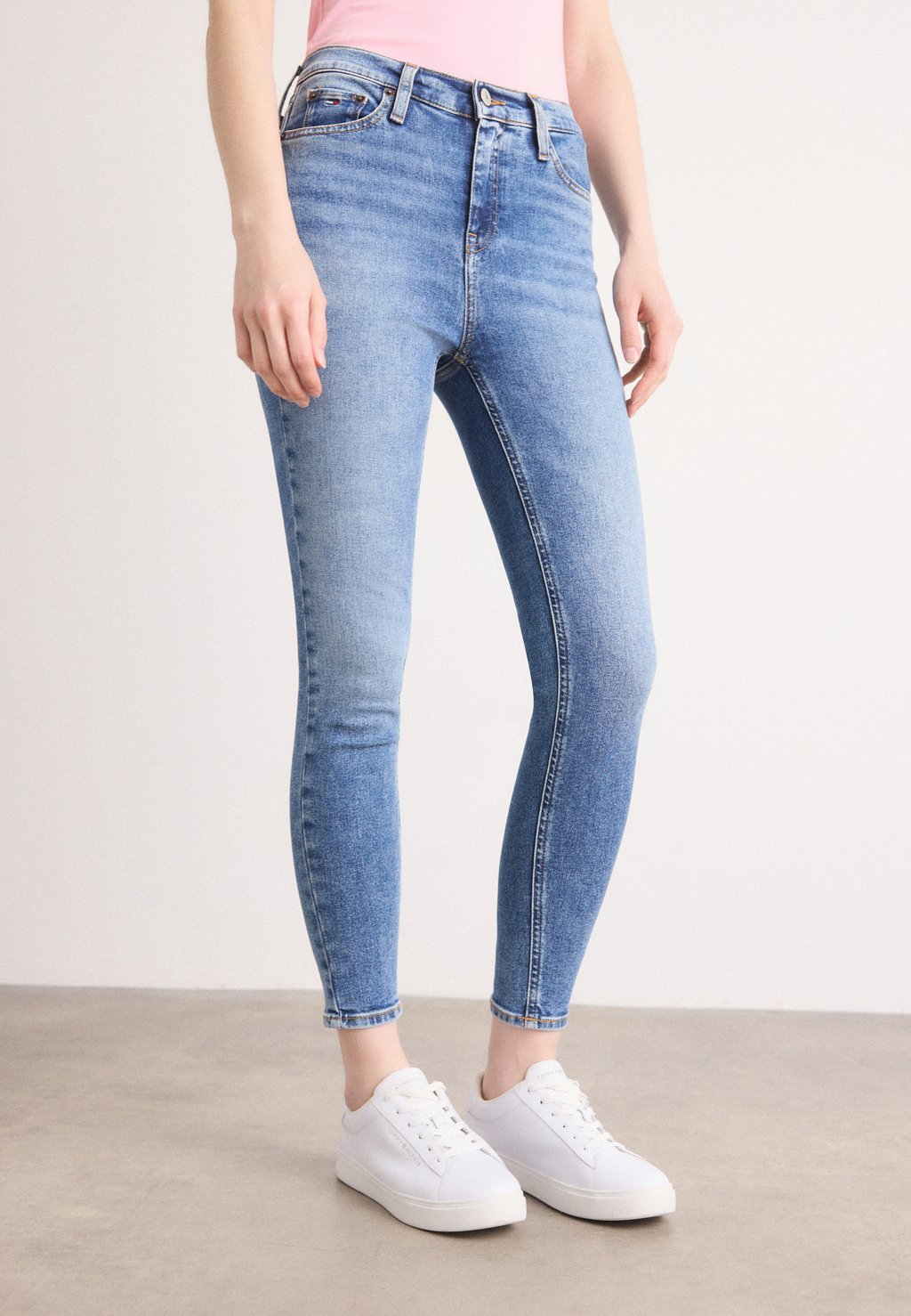Джинсы скинни NORA Tommy Jeans, цвет Denim Medium
Джинсы скинни NORA Tommy Jeans, цвет Denim Medium