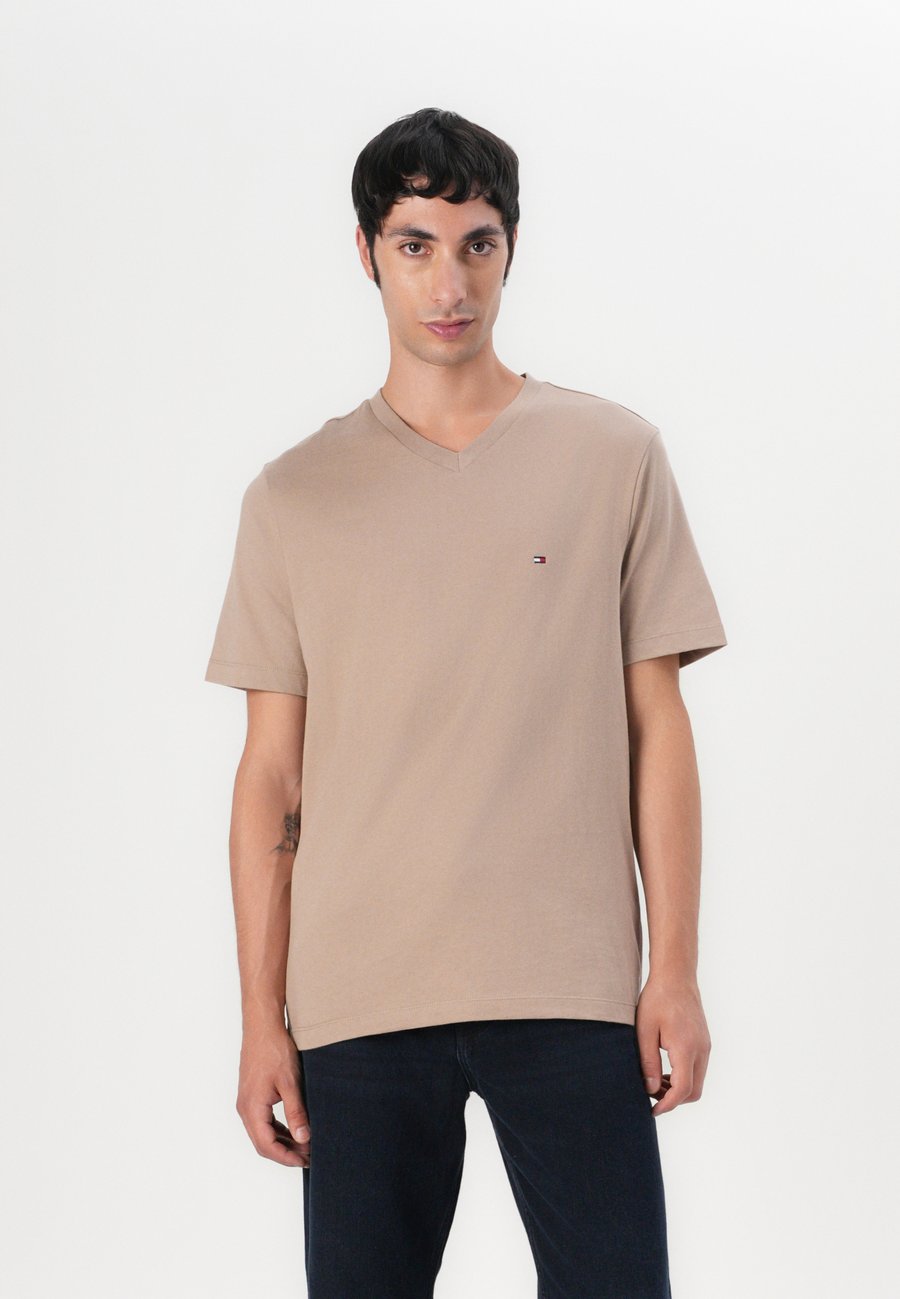 Футболка Tommy Hilfiger ESSENTIAL V NECK TEE, Coastal Taupe/Taupe
Футболка Tommy Hilfiger ESSENTIAL V NECK TEE, Coastal Taupe/Taupe