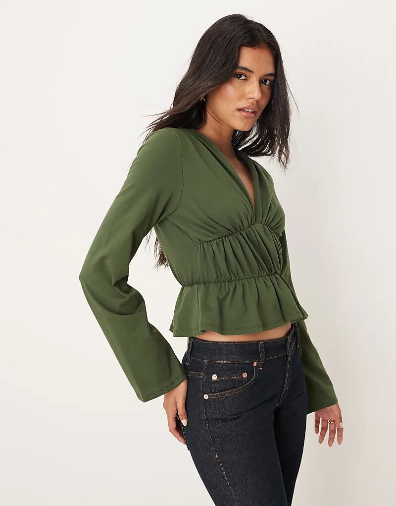 Футболка с длинными рукавами и оборкой от ASOS DESIGN цвета хаки
Футболка с длинными рукавами и оборкой от ASOS DESIGN цвета хаки