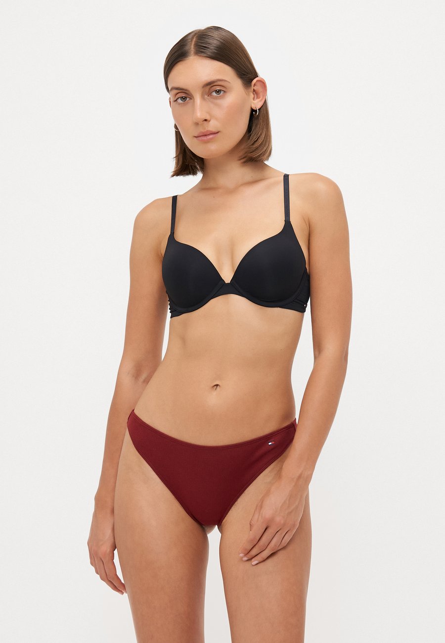 Трусы Tommy Hilfiger FLAG PACKS DIPPED THONG 3 PACK, Light Pink/Light Grey/Rouge/Multi-Coloured
Трусы Tommy Hilfiger FLAG PACKS DIPPED THONG 3 PACK, Light Pink/Light Grey/Rouge/Multi-Coloured