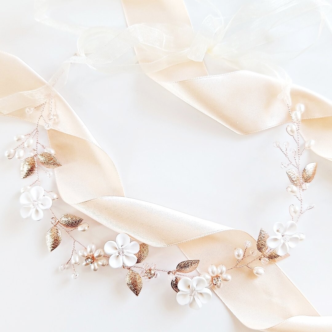 Коконет, венок из розового золота с цветами, листьями и жемчугом. Нежный свадебный прием Kokonet
Коконет, венок из розового золота с цветами, листьями и жемчугом. Нежный свадебный прием Kokonet