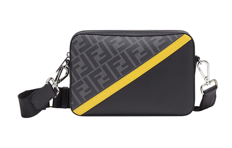 Повседневная мужская сумка через плечо из лакированного полотна с кожаными деталями черного, серого и желтого цвета FENDI
Повседневная мужская сумка через плечо из лакированного полотна с кожаными деталями черного, серого и желтого цвета FENDI