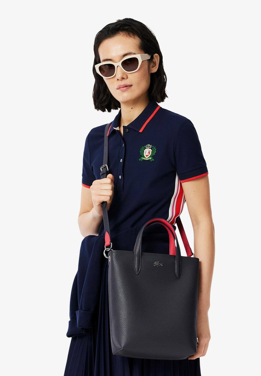 Сумка Lacoste ANNA PETIT, Abimes Petunia Q/Mottled Anthracite
Сумка Lacoste ANNA PETIT, Abimes Petunia Q/Mottled Anthracite