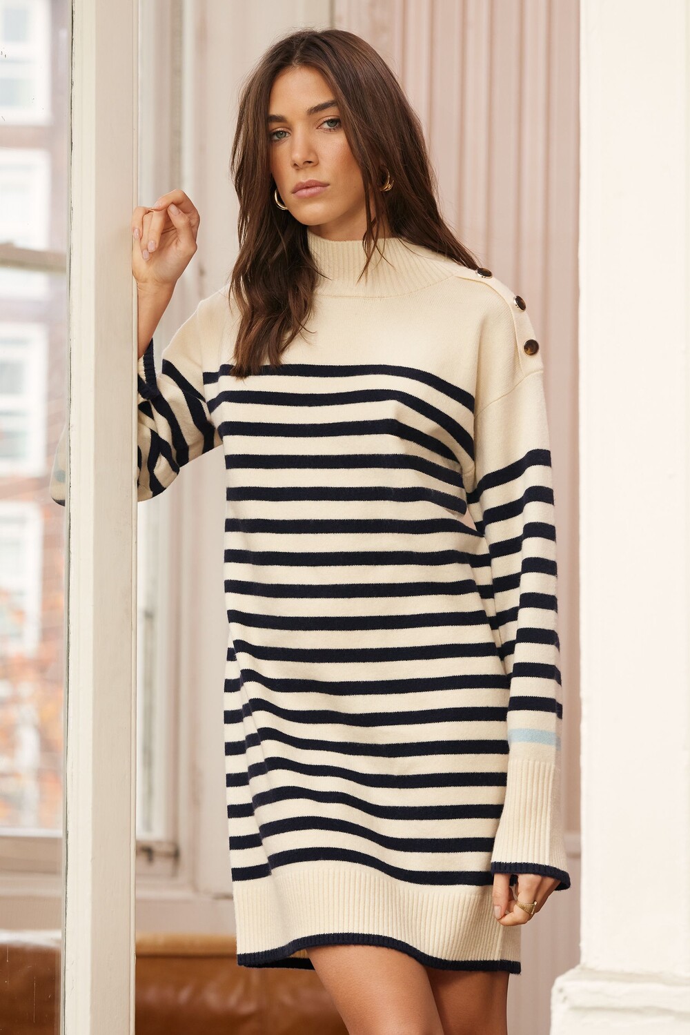 Уютное трикотажное платье с широким воротником и пуговицами на плечах Love & Roses, белый
Уютное трикотажное платье с широким воротником и пуговицами на плечах Love & Roses, белый