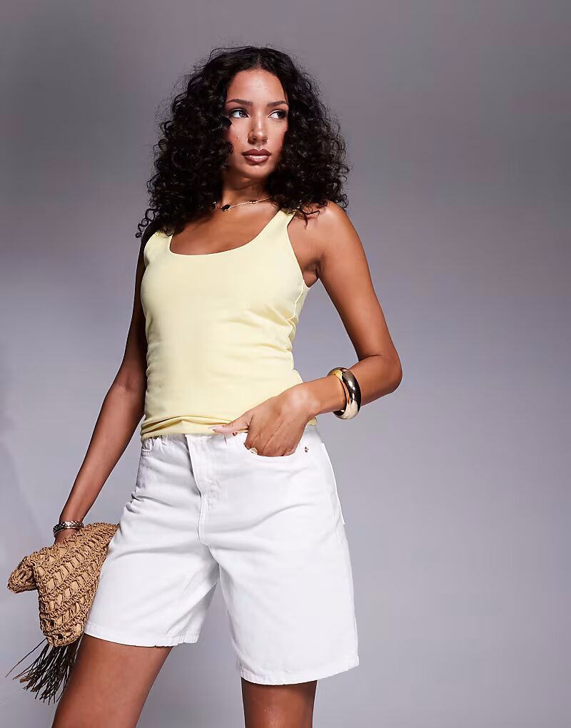 Короткие джинсовые бермуды River Island белого цвета
Короткие джинсовые бермуды River Island белого цвета