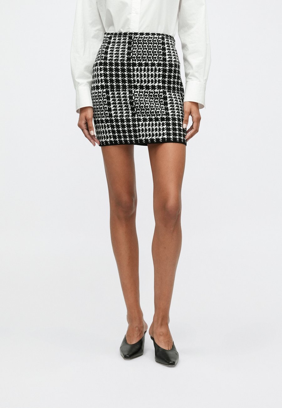 Юбка TWINSET KNITTED SKIRT, Neve/Nero/Black
Юбка TWINSET KNITTED SKIRT, Neve/Nero/Black