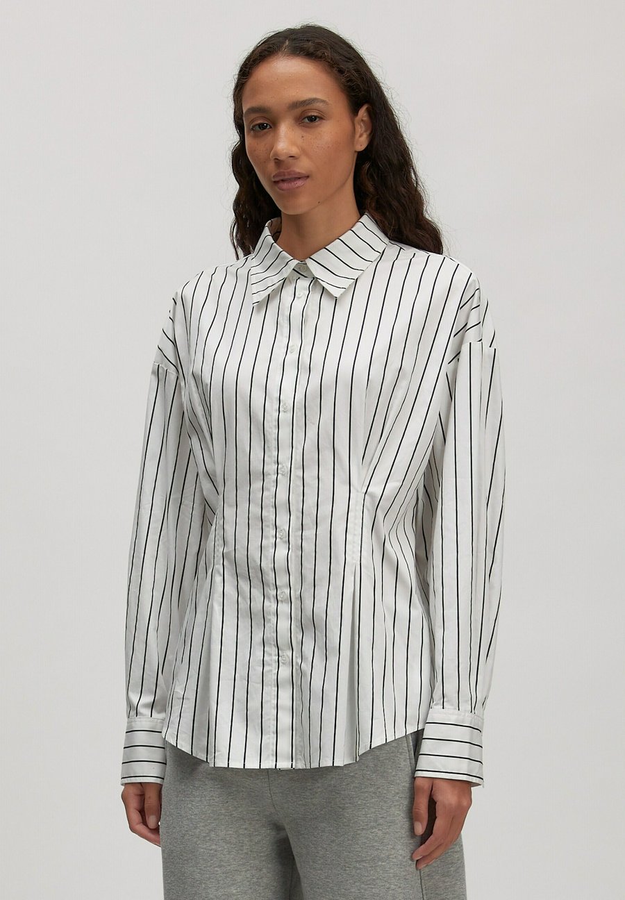 Блуза EDITED JARVIS, Weiß Navy/White
Блуза EDITED JARVIS, Weiß Navy/White