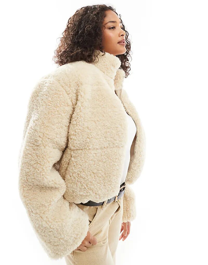 Короткая куртка-тедди со вставками в овсянке Vero Moda
Короткая куртка-тедди со вставками в овсянке Vero Moda